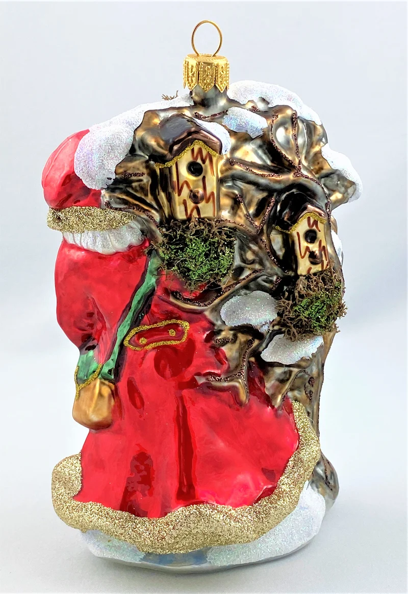 Weihnachtsmann füttert die Waldvögel
