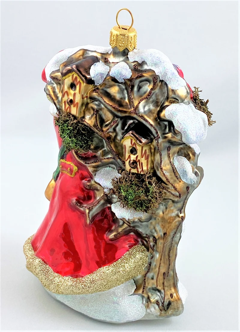 Weihnachtsmann füttert die Waldvögel