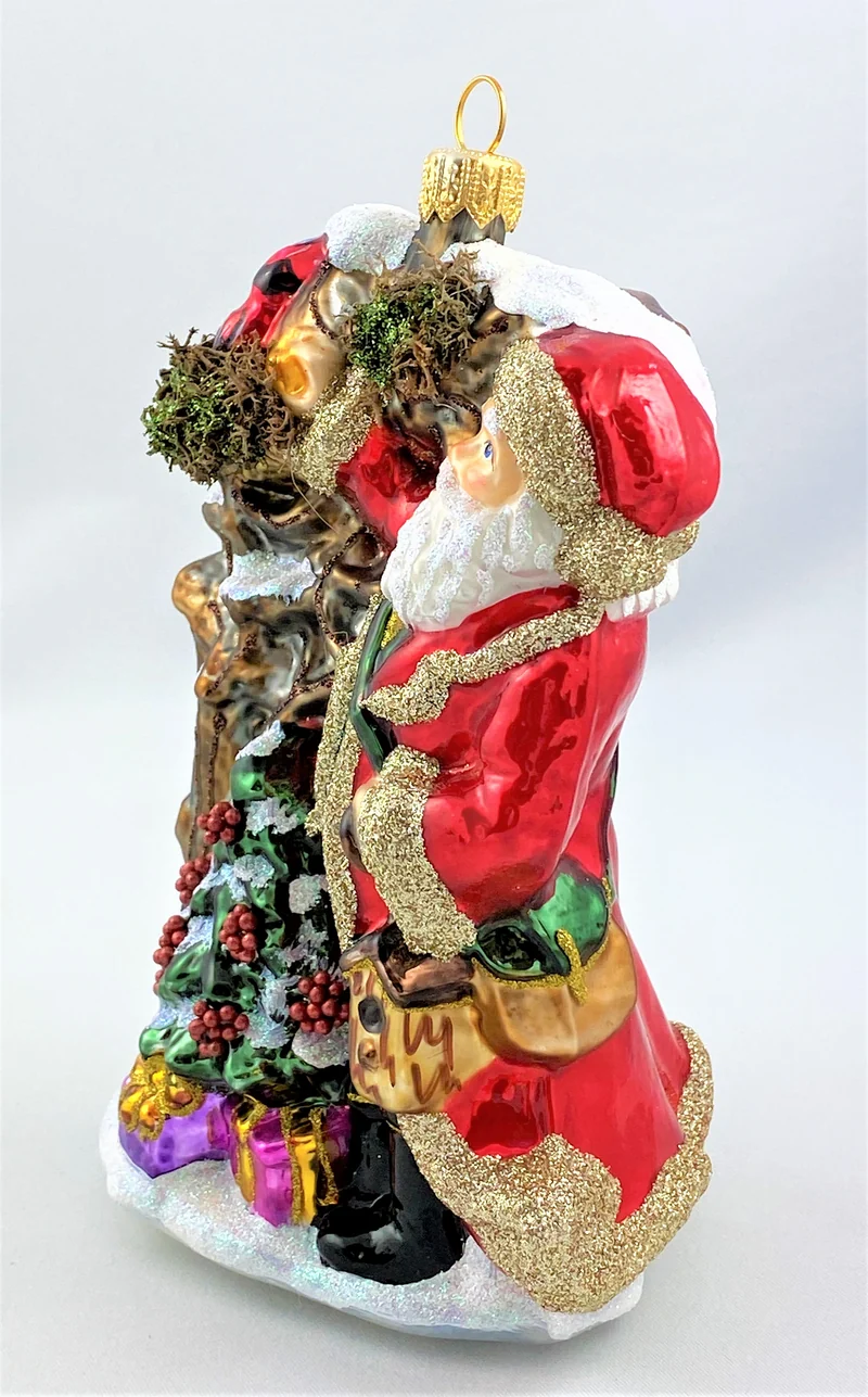 Weihnachtsmann füttert die Waldvögel