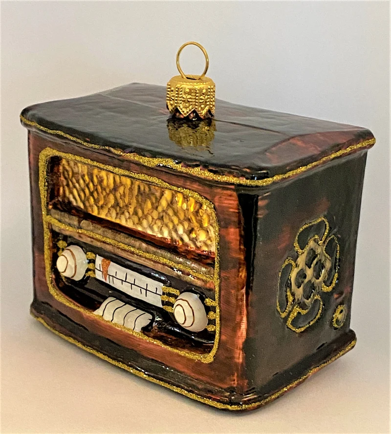 Röhren-Radio mit dunkelbraunem Gehäuse