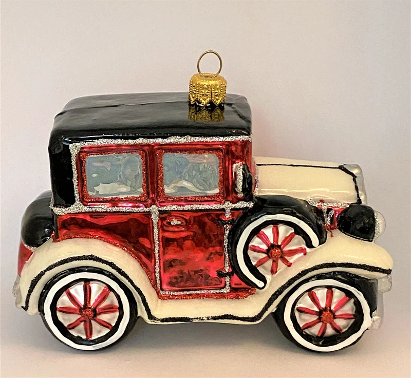 Rotweisser Oldtimer mit schwarzem Dach