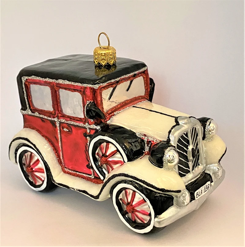 Rotweisser Oldtimer mit schwarzem Dach