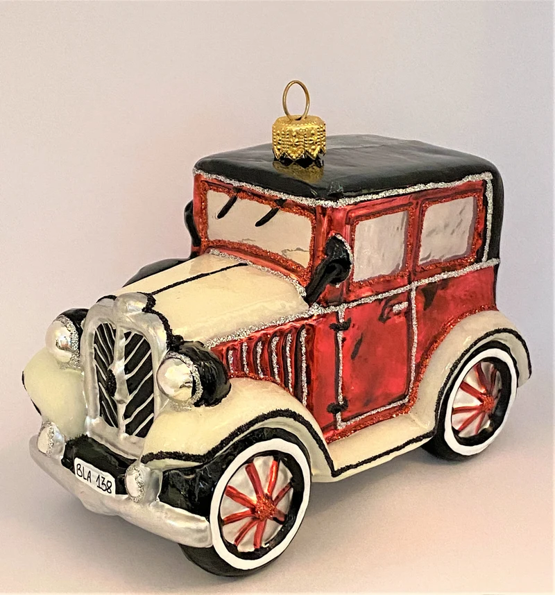 Rotweisser Oldtimer mit schwarzem Dach