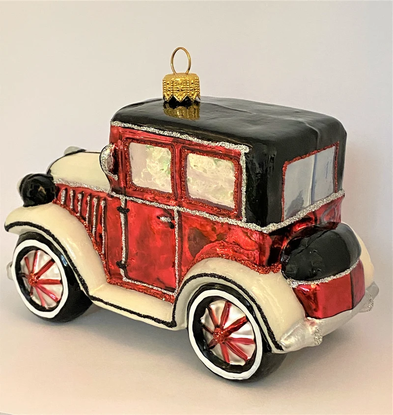 Rotweisser Oldtimer mit schwarzem Dach