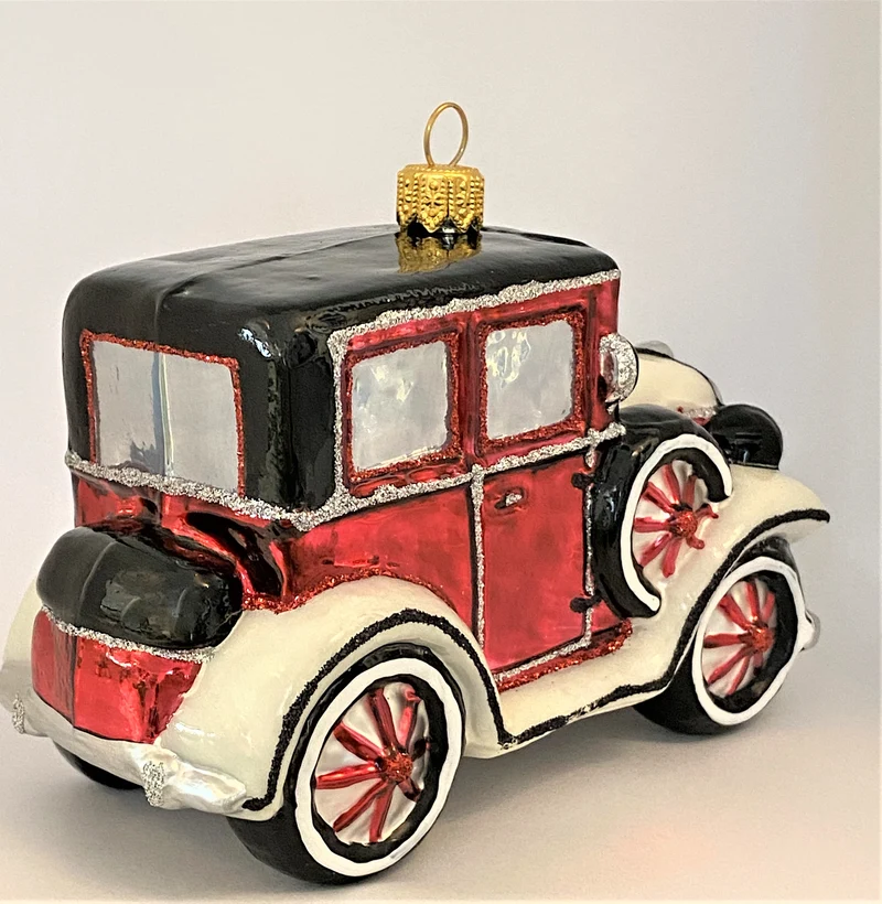 Rotweisser Oldtimer mit schwarzem Dach