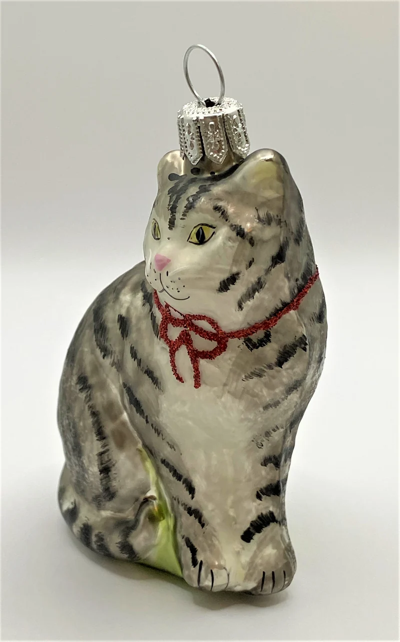 Graue Tiger - Katze mit roter Schleife