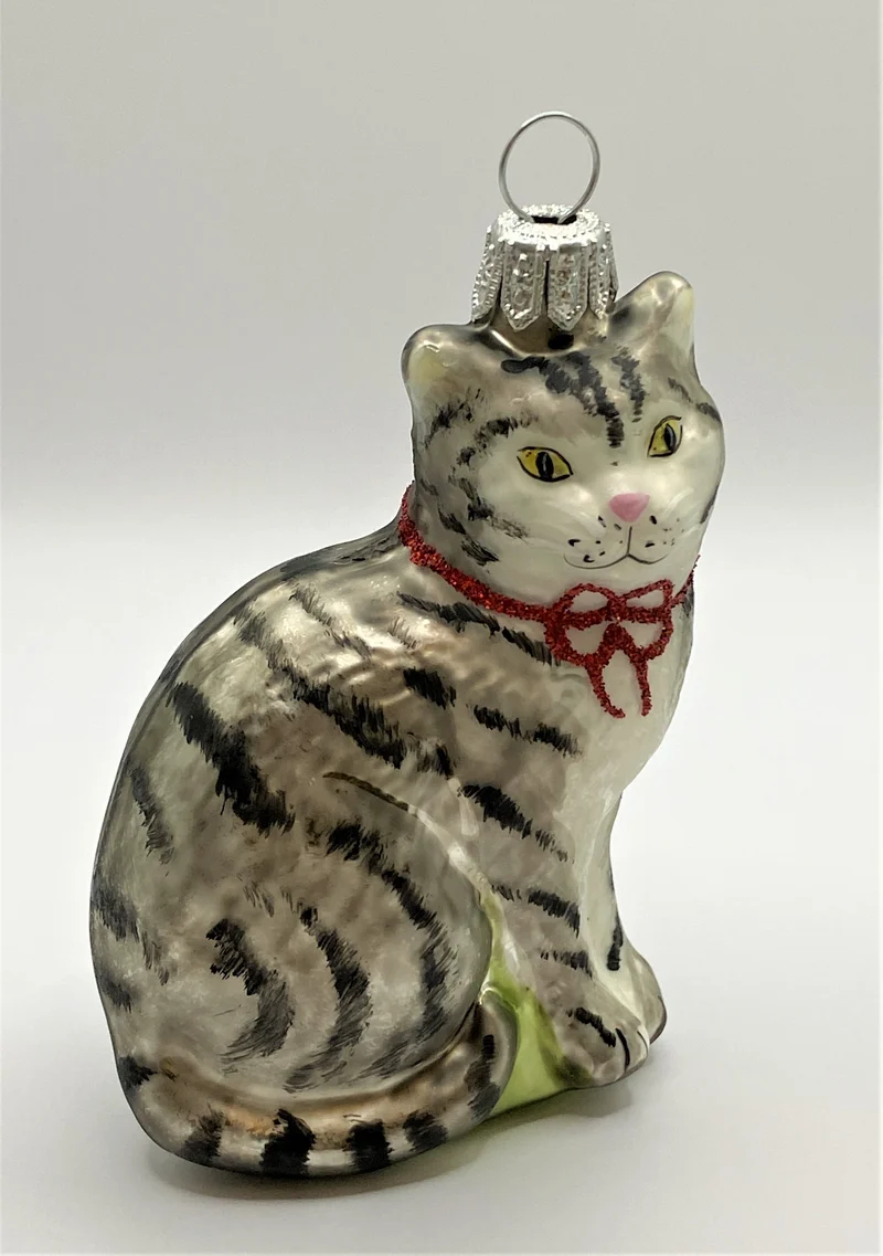 Graue Tiger - Katze mit roter Schleife