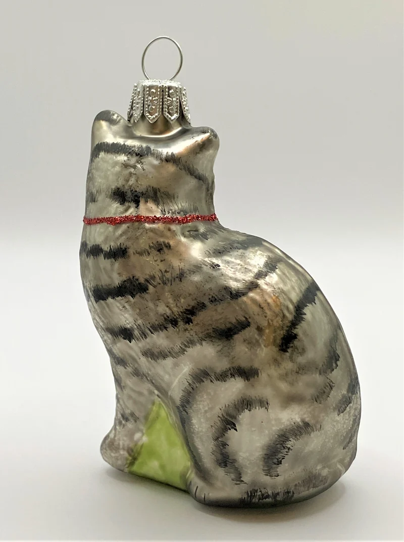 Graue Tiger - Katze mit roter Schleife
