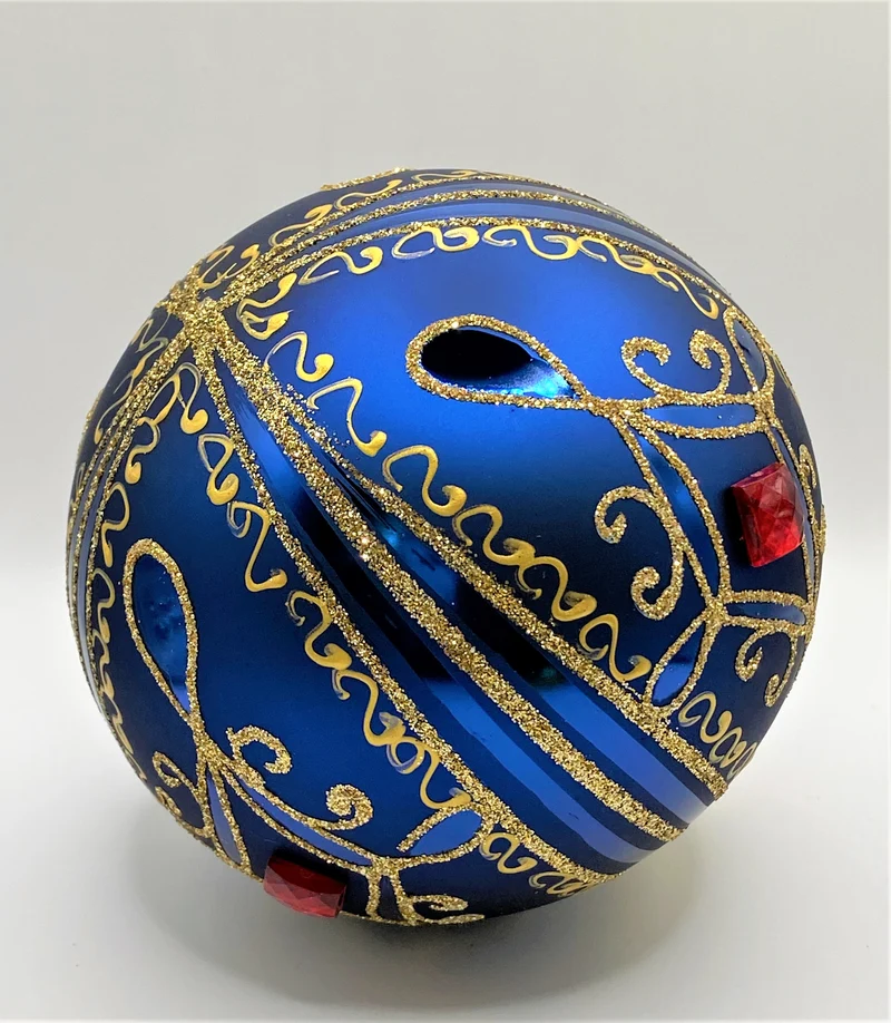 Kugel blau matt mit Golddekor, grosse rote Steine