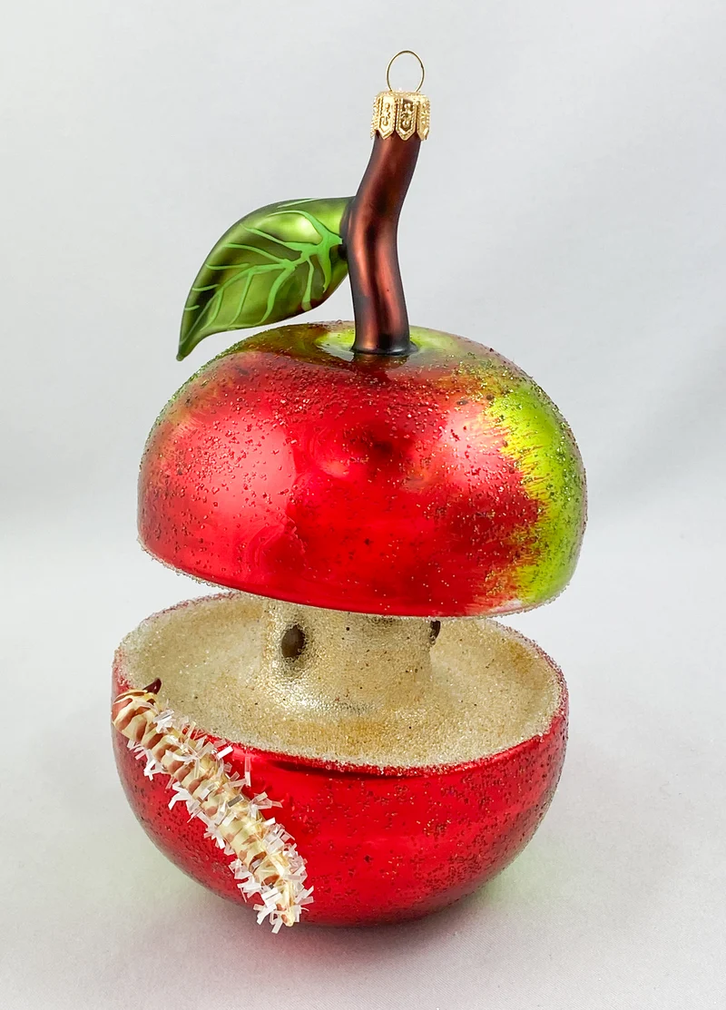 Grosser Apfel mit Raupe