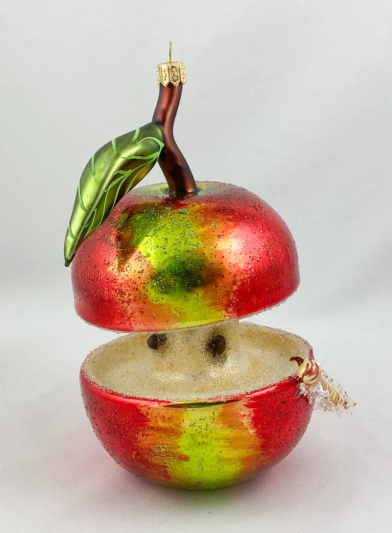 Grosser Apfel mit Raupe