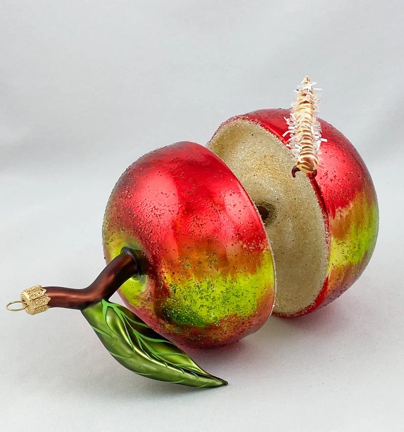 Grosser Apfel mit Raupe