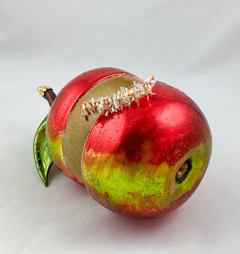 Grosser Apfel mit Raupe