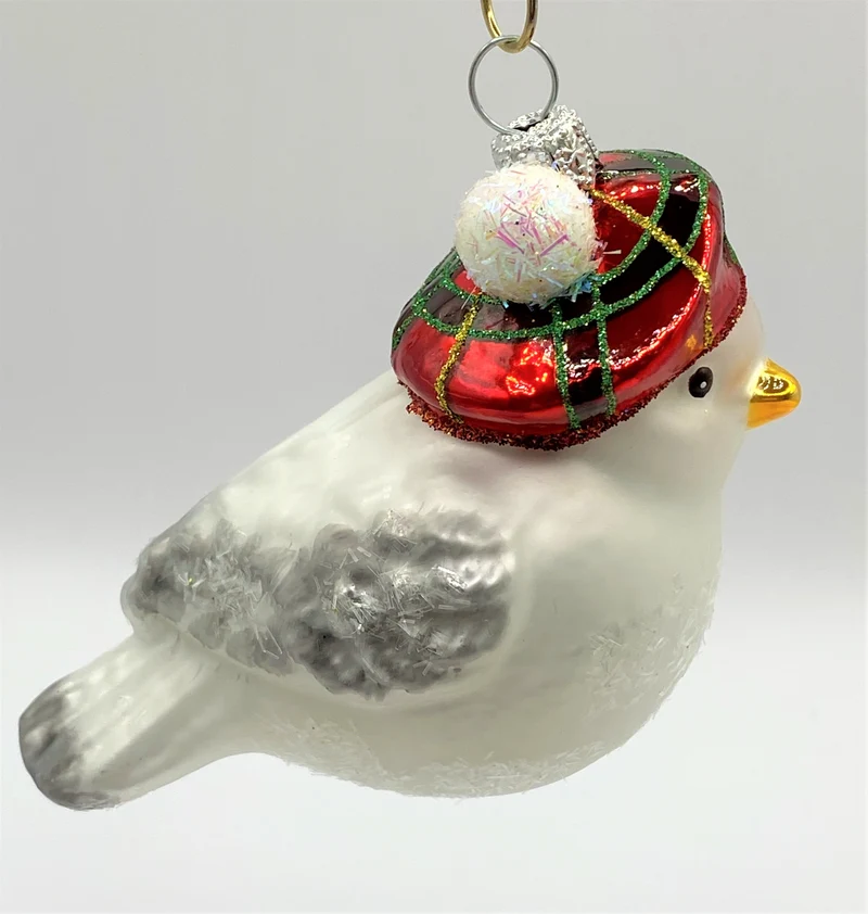 Weisses Wintervögelchen mit karierter Bommel-Mütze