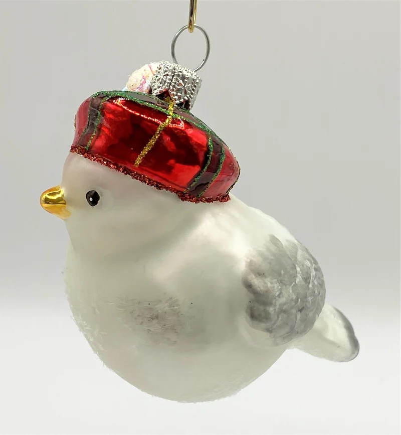 Weisses Wintervögelchen mit karierter Bommel-Mütze