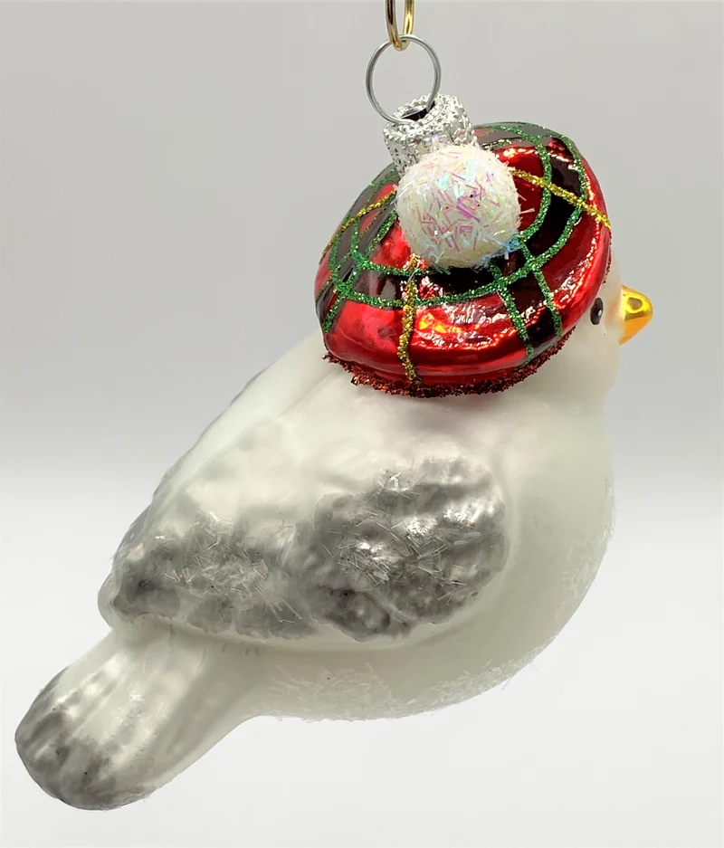 Weisses Wintervögelchen mit karierter Bommel-Mütze
