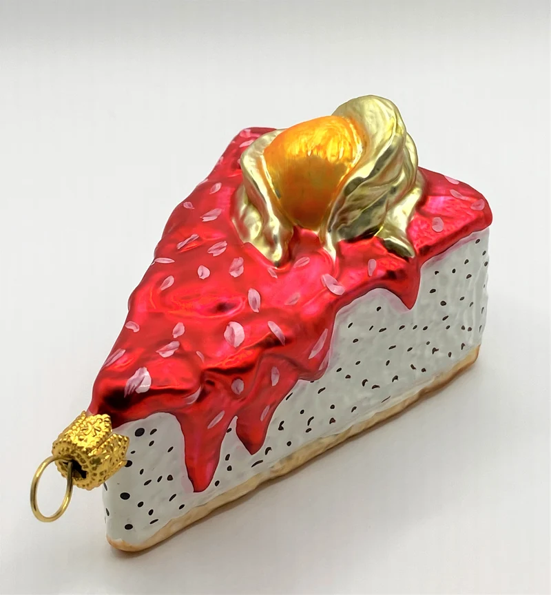 Quarktorte mit Himbeerguss und Physalis