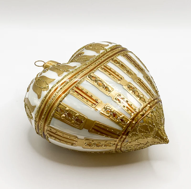 Gold-Beiges Herz mit stilisierten Glockenblumen