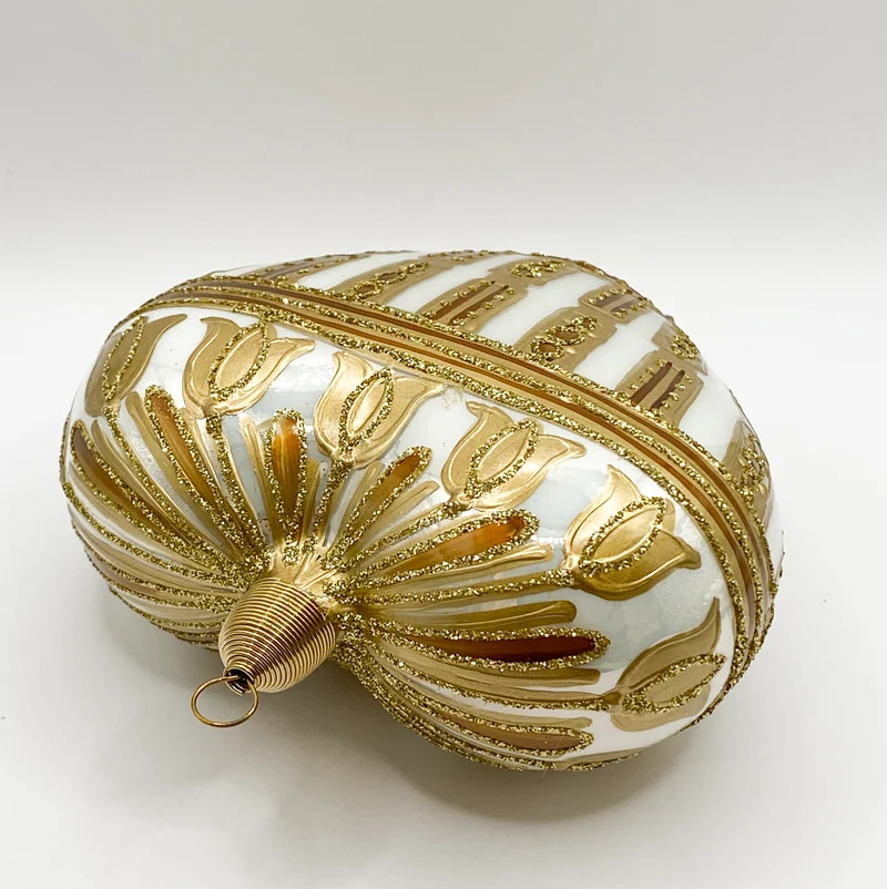 Gold-Beiges Herz mit stilisierten Glockenblumen
