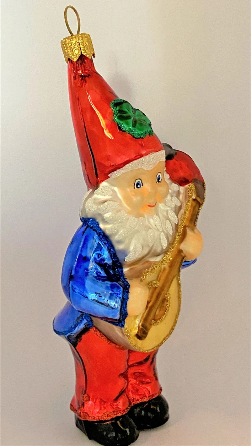Fröhlicher Zwerg spielt Laute, blaue Jacke