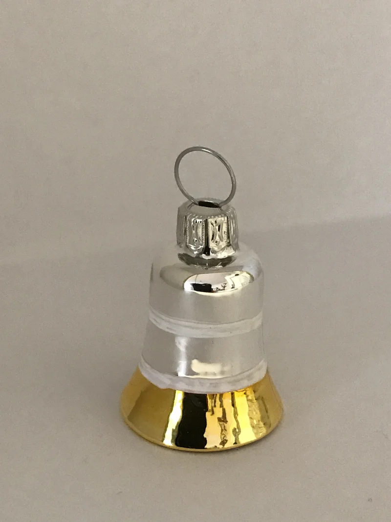 Kleines Weihnachts-Glöckchen silber mit goldenen und weissen Streifen