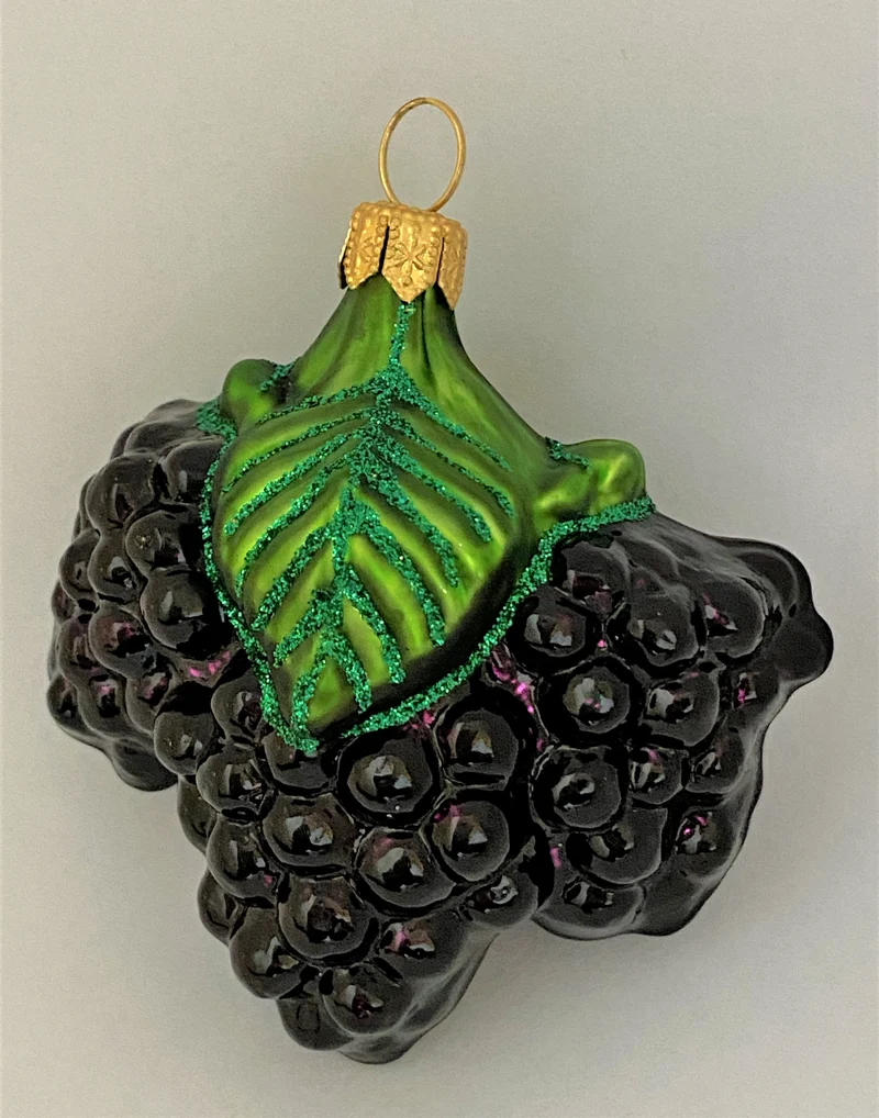 Glänzende Brombeeren am Zweig