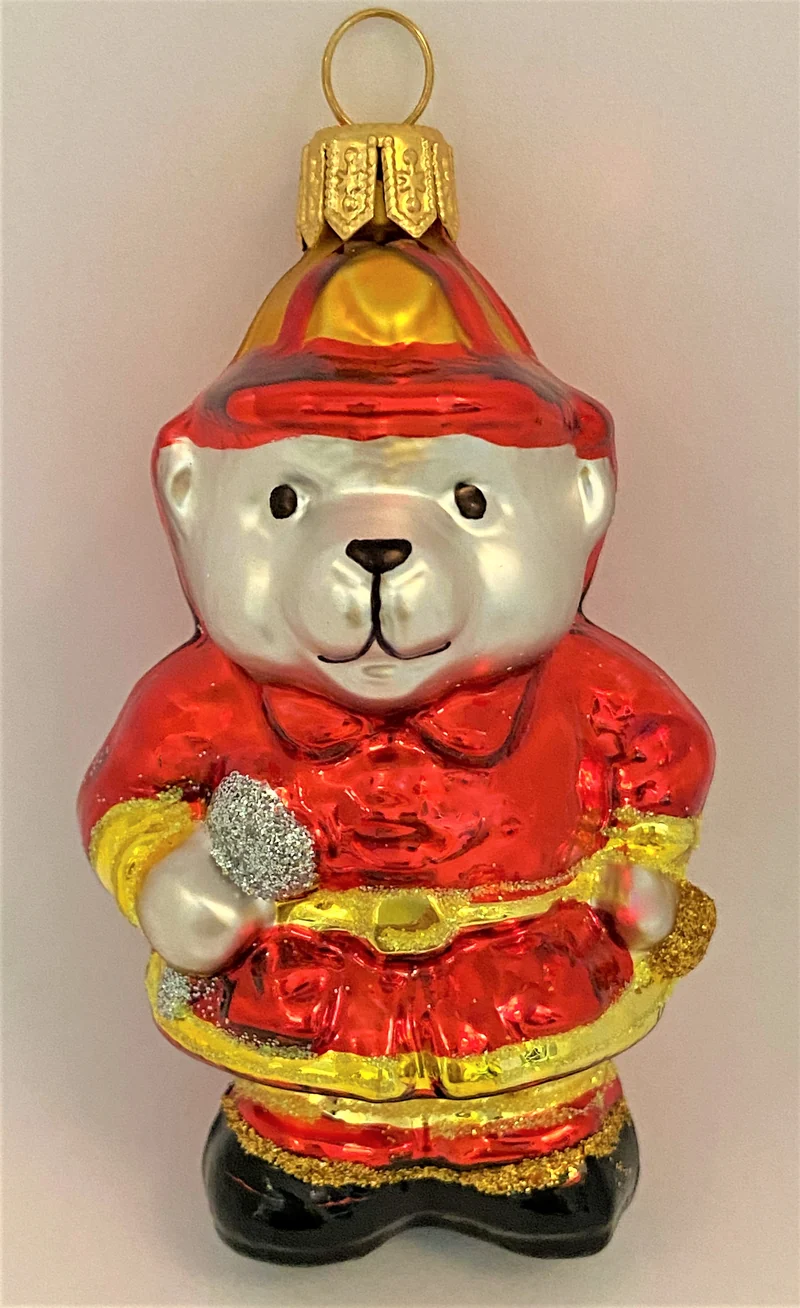 Eisbär als Feuerwehrmann