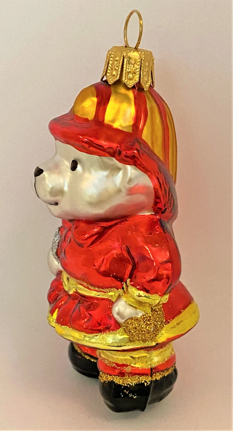 Eisbär als Feuerwehrmann