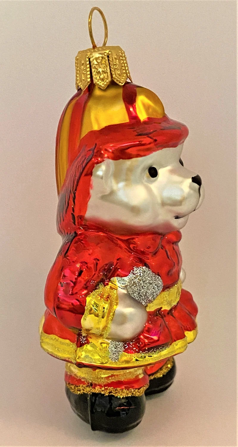 Eisbär als Feuerwehrmann