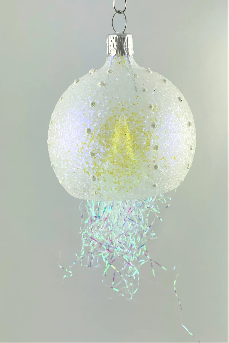 Qualle, Medusa transparent mit irisierendem Glimmer