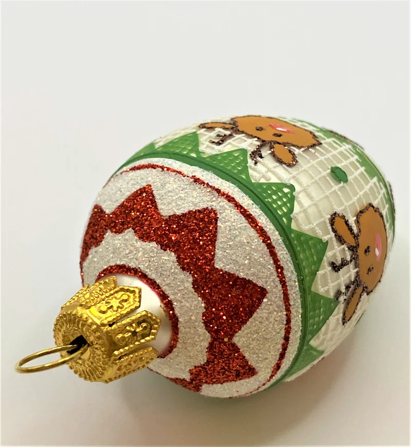 Kleines Ei mit Weihnachts-Stickerei-Motiv