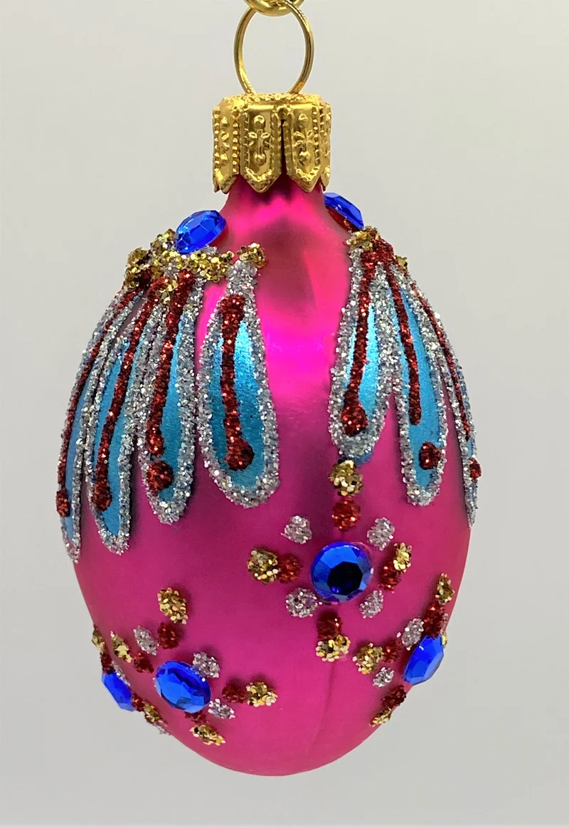 Kleines Ei pink mit blauen Schmucksteinen