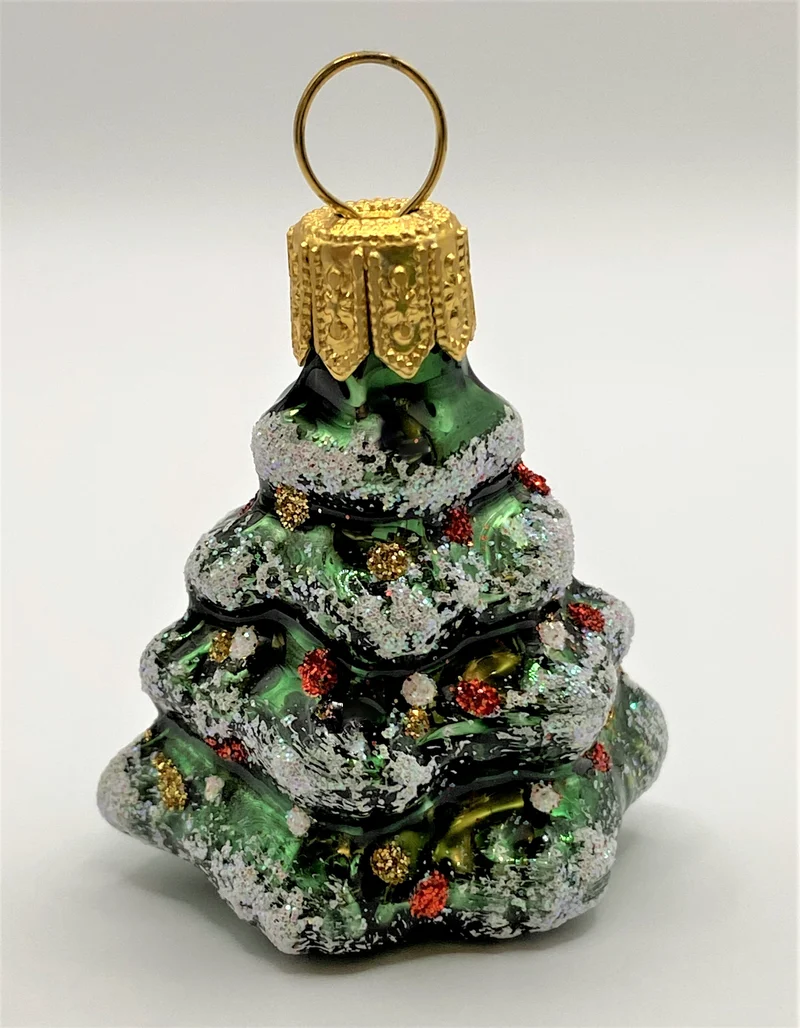 Kleiner dunkelgrüner verschneiter Weihnachtsbaum