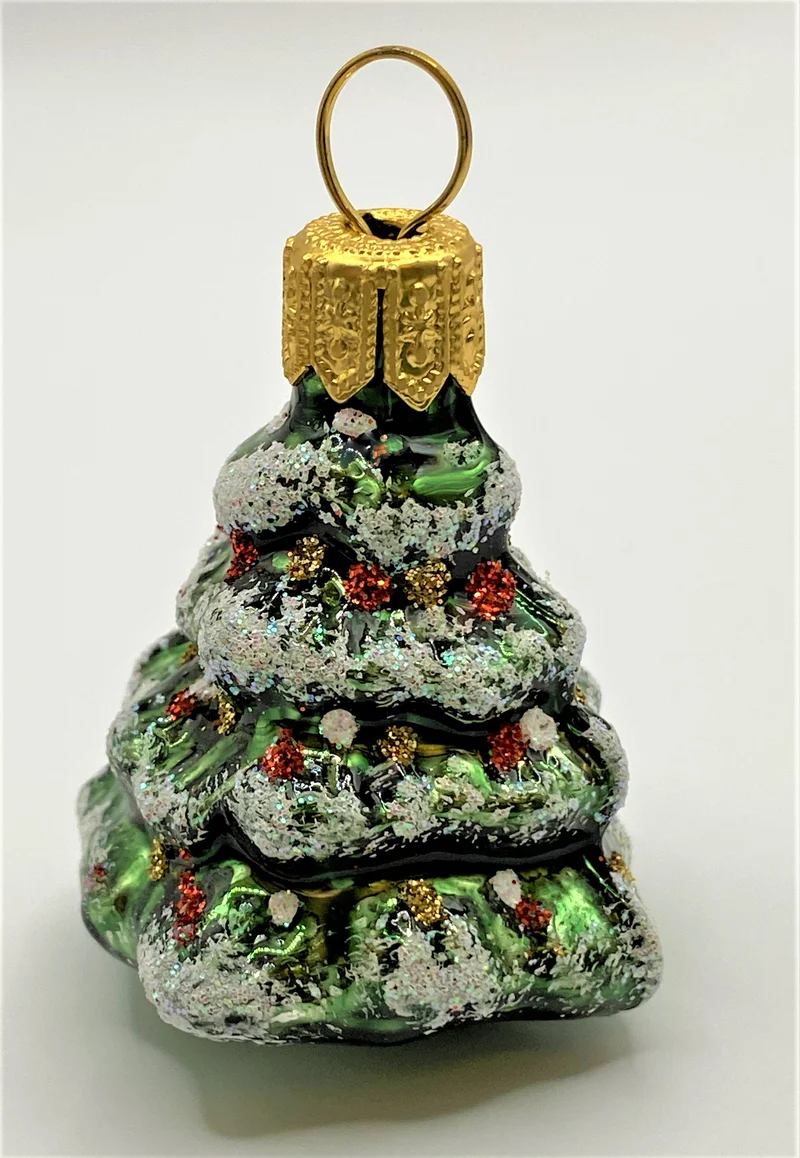 Kleiner dunkelgrüner verschneiter Weihnachtsbaum