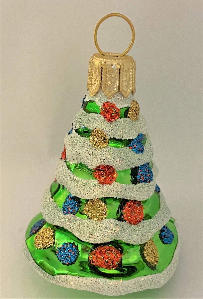 Kleiner Christbaum mit bunten Kugeln