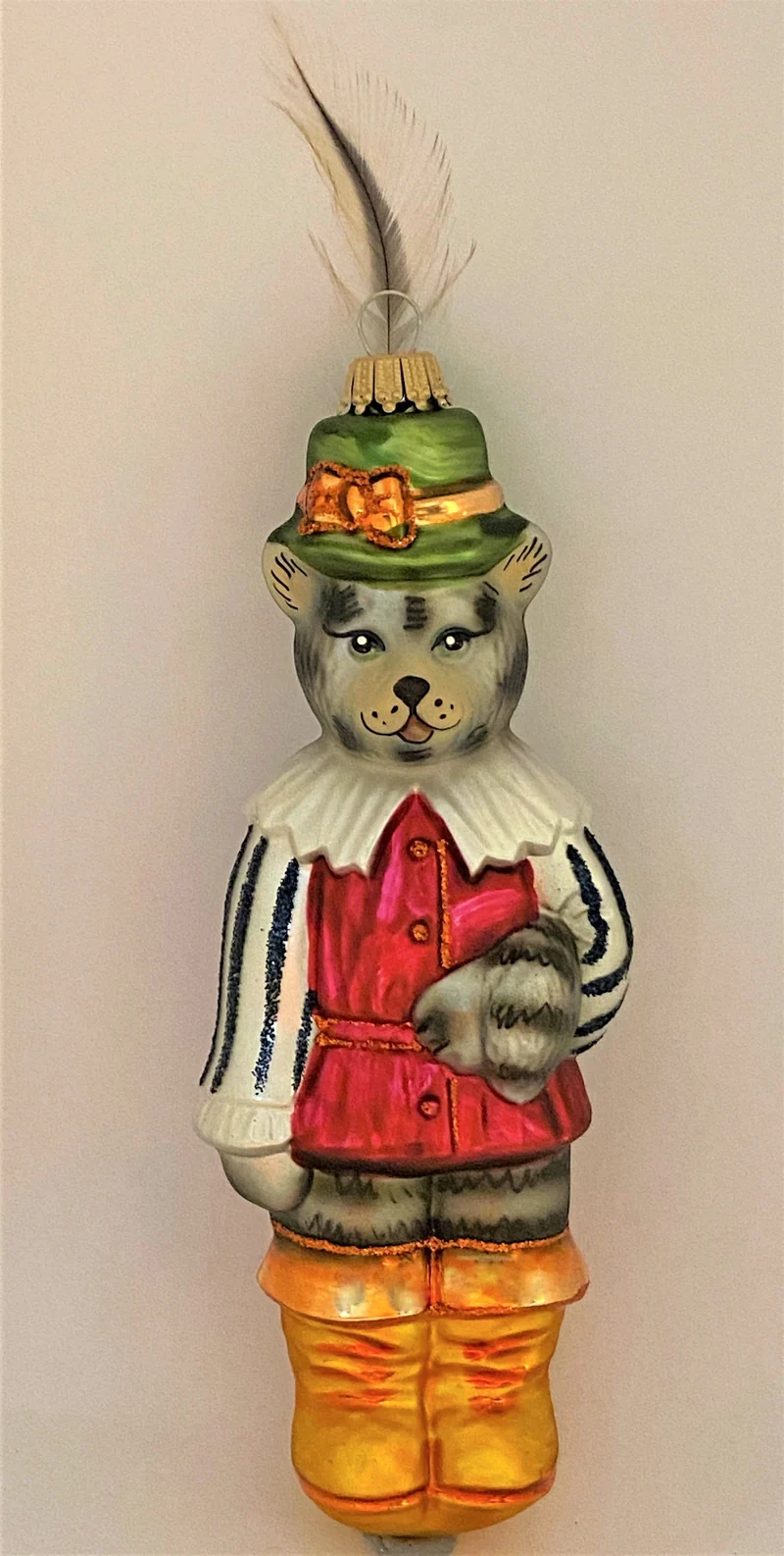 Gestiefelter Kater mit schönem Federbusch