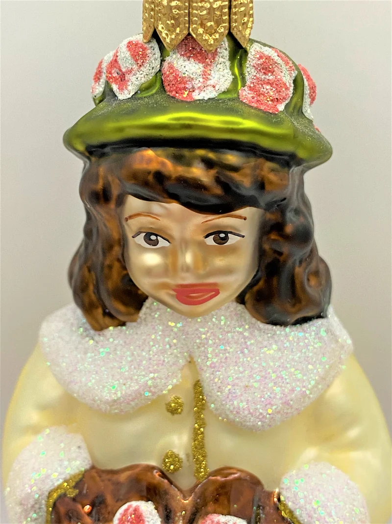Mädchen in langem Biedermeier-Kleidchen