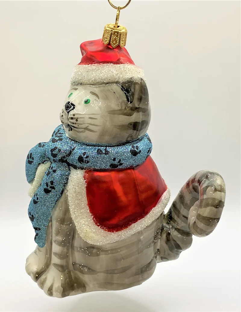 Grosse Tiger-Katze freut sich auf Weihnachten, KOMOZJA MOSTOWSKI