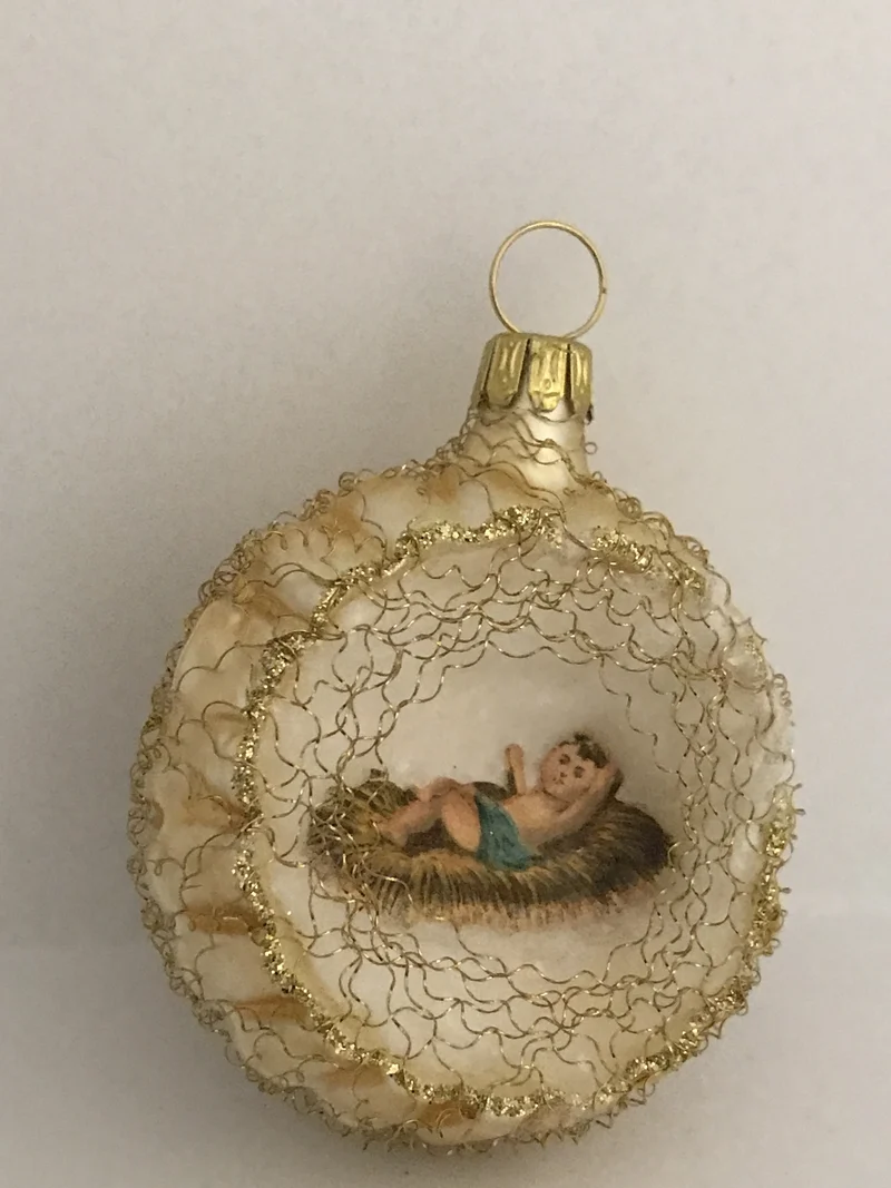 Champagnerfarbene Blende mit Dresdnerpapier-Jesuskind und goldenem leonischem Drahtgeflecht