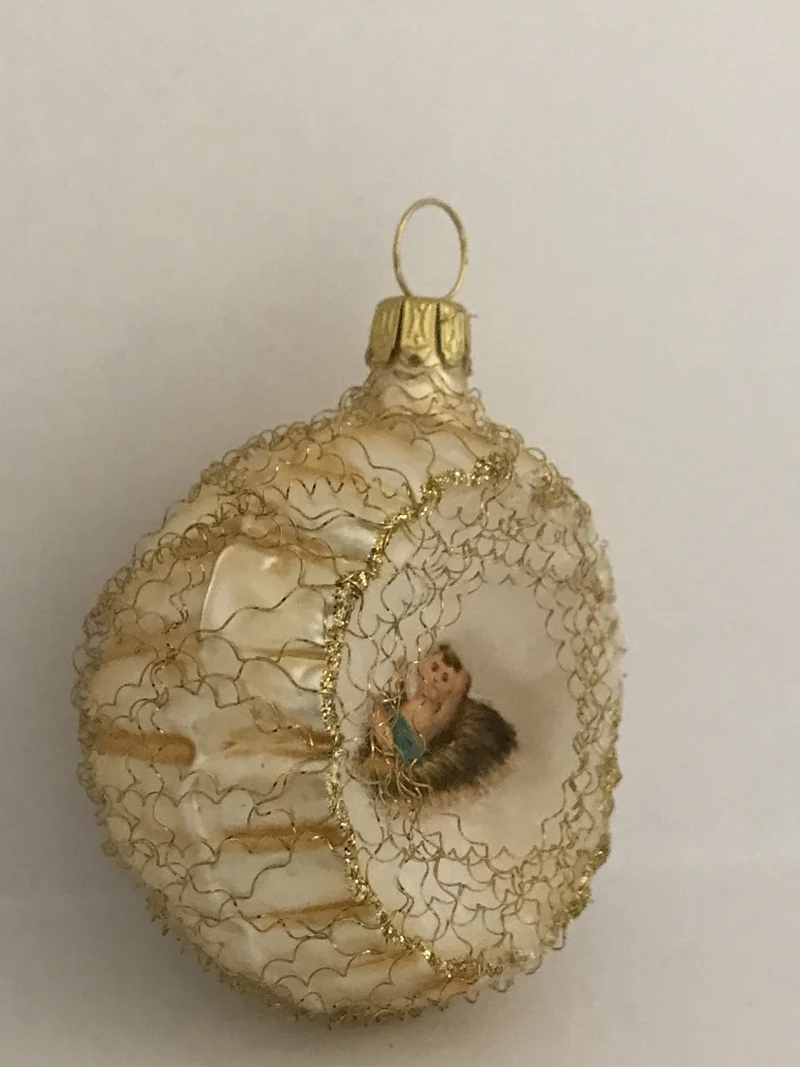 Champagnerfarbene Blende mit Dresdnerpapier-Jesuskind und goldenem leonischem Drahtgeflecht