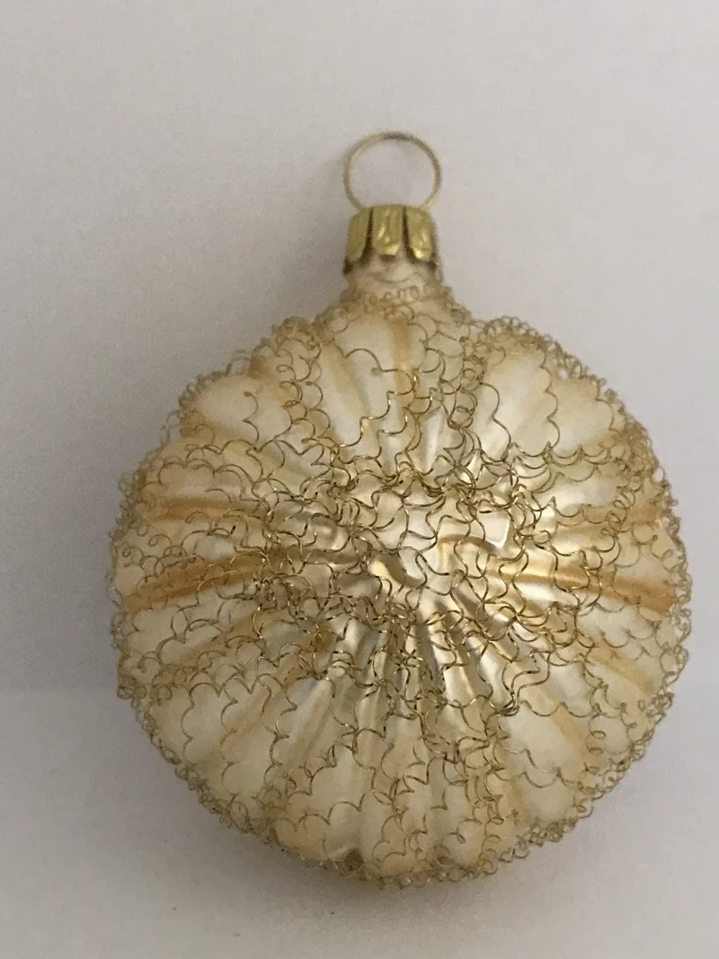 Champagnerfarbene Blende mit Dresdnerpapier-Jesuskind und goldenem leonischem Drahtgeflecht
