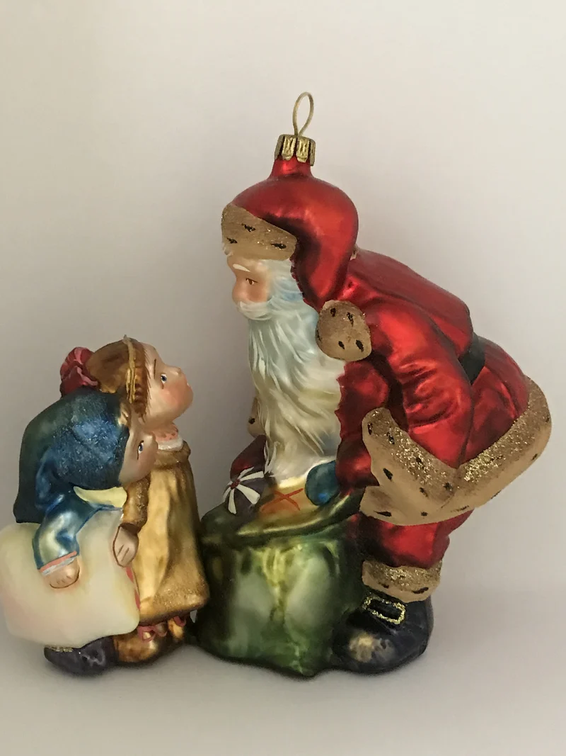 Kinder im Schlafanzug sagen dem Weihnachtsmann Verse auf, KOMOZJA MOSTOWSKI