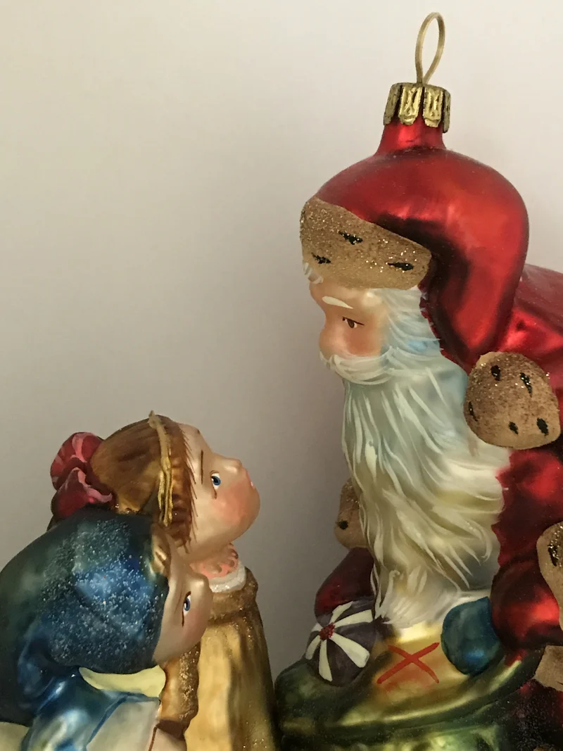 Kinder im Schlafanzug sagen dem Weihnachtsmann Verse auf, KOMOZJA MOSTOWSKI