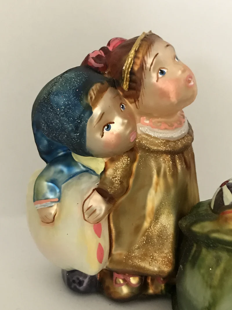 Kinder im Schlafanzug sagen dem Weihnachtsmann Verse auf, KOMOZJA MOSTOWSKI