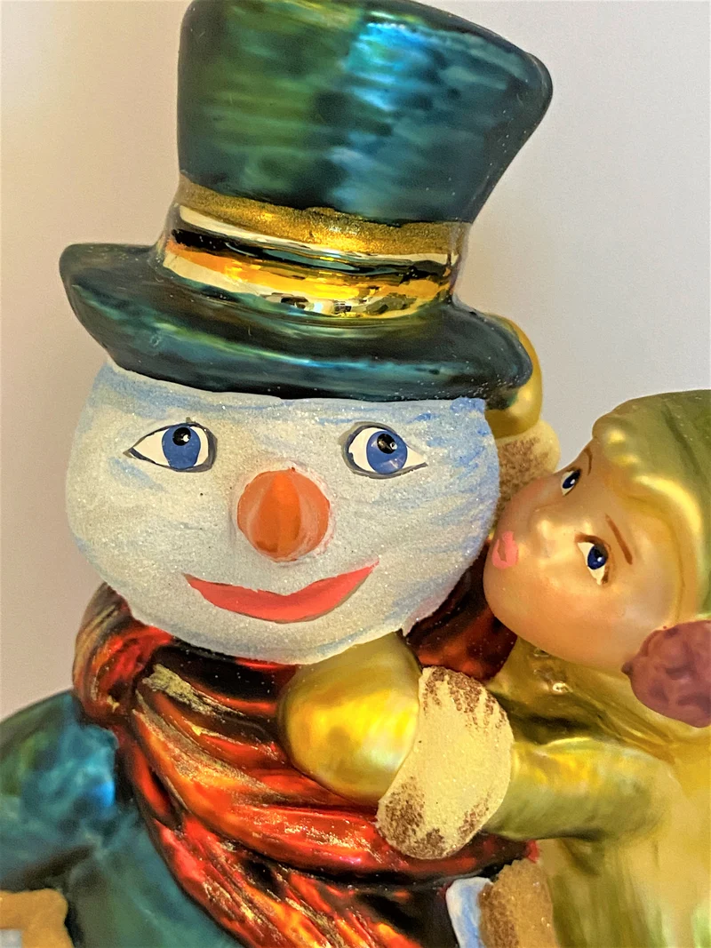 Kleines Mädchen gibt dem Schneemann einen dicken Kuss, KOMOZJA MOSTOWSKI