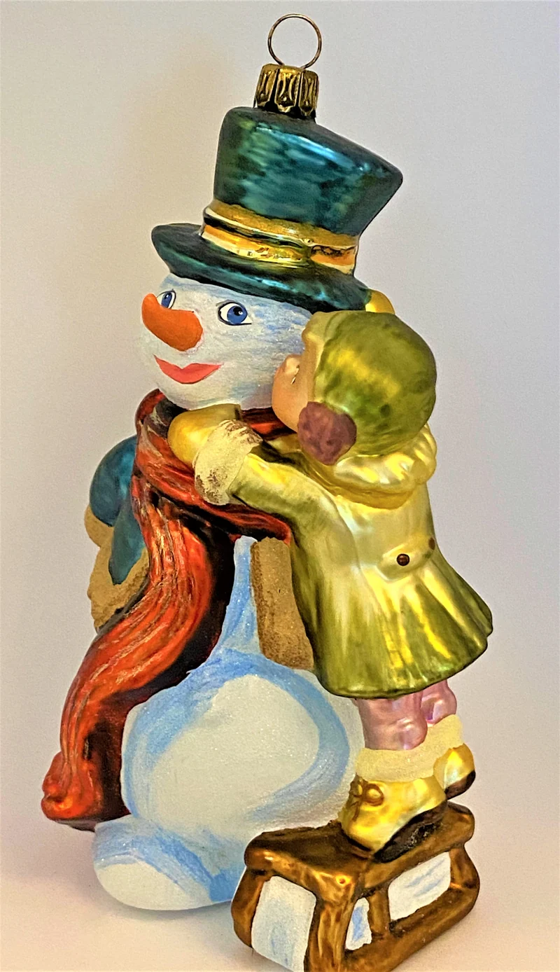 Kleines Mädchen gibt dem Schneemann einen dicken Kuss, KOMOZJA MOSTOWSKI