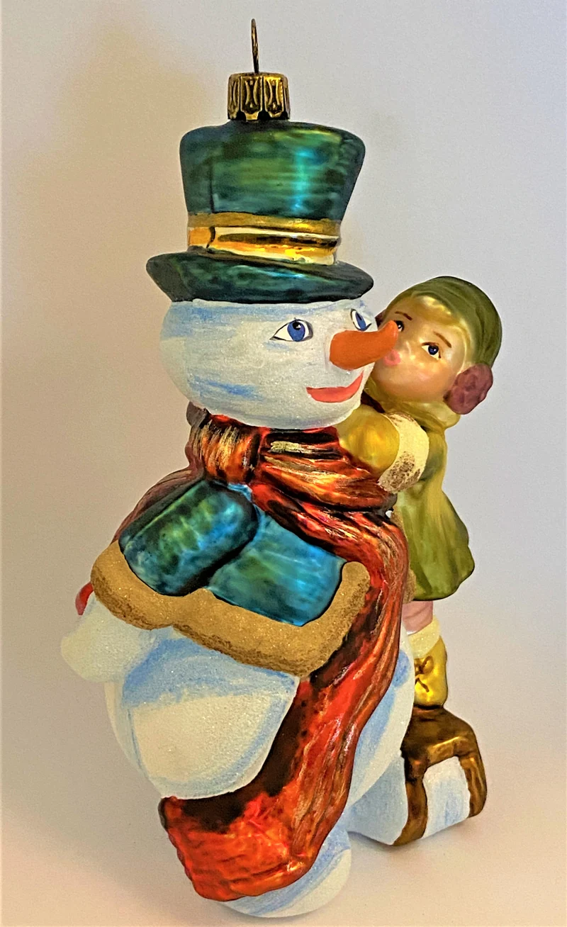 Kleines Mädchen gibt dem Schneemann einen dicken Kuss, KOMOZJA MOSTOWSKI