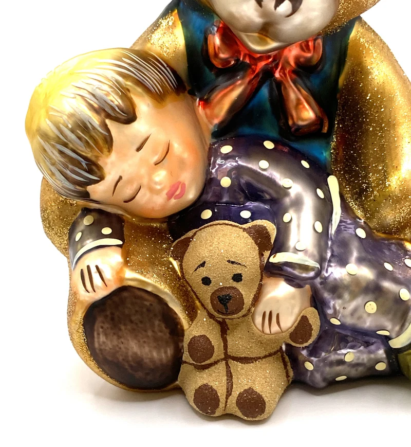 Kind im Pyjama schläft in Teddy-Bärs Armen, KOMOZJA MOSTOWSKI