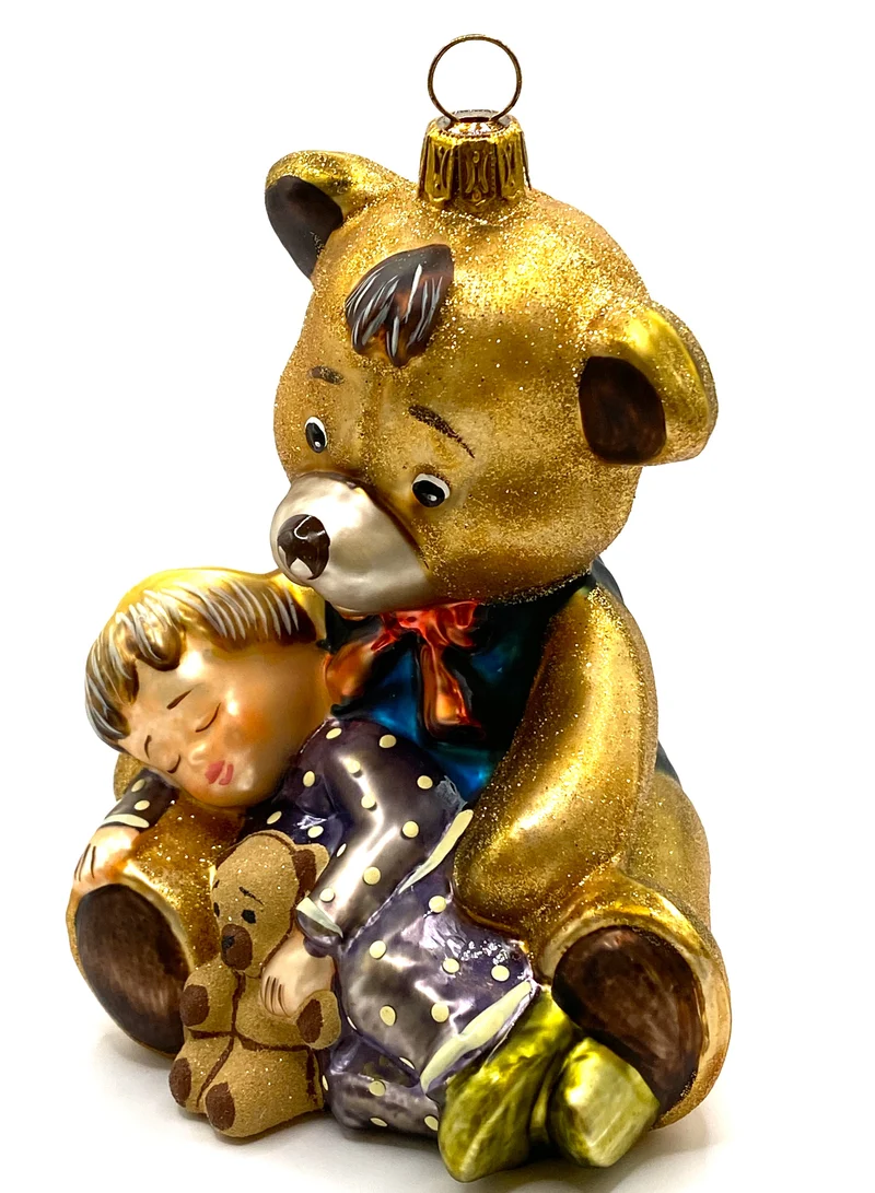 Kind im Pyjama schläft in Teddy-Bärs Armen, KOMOZJA MOSTOWSKI