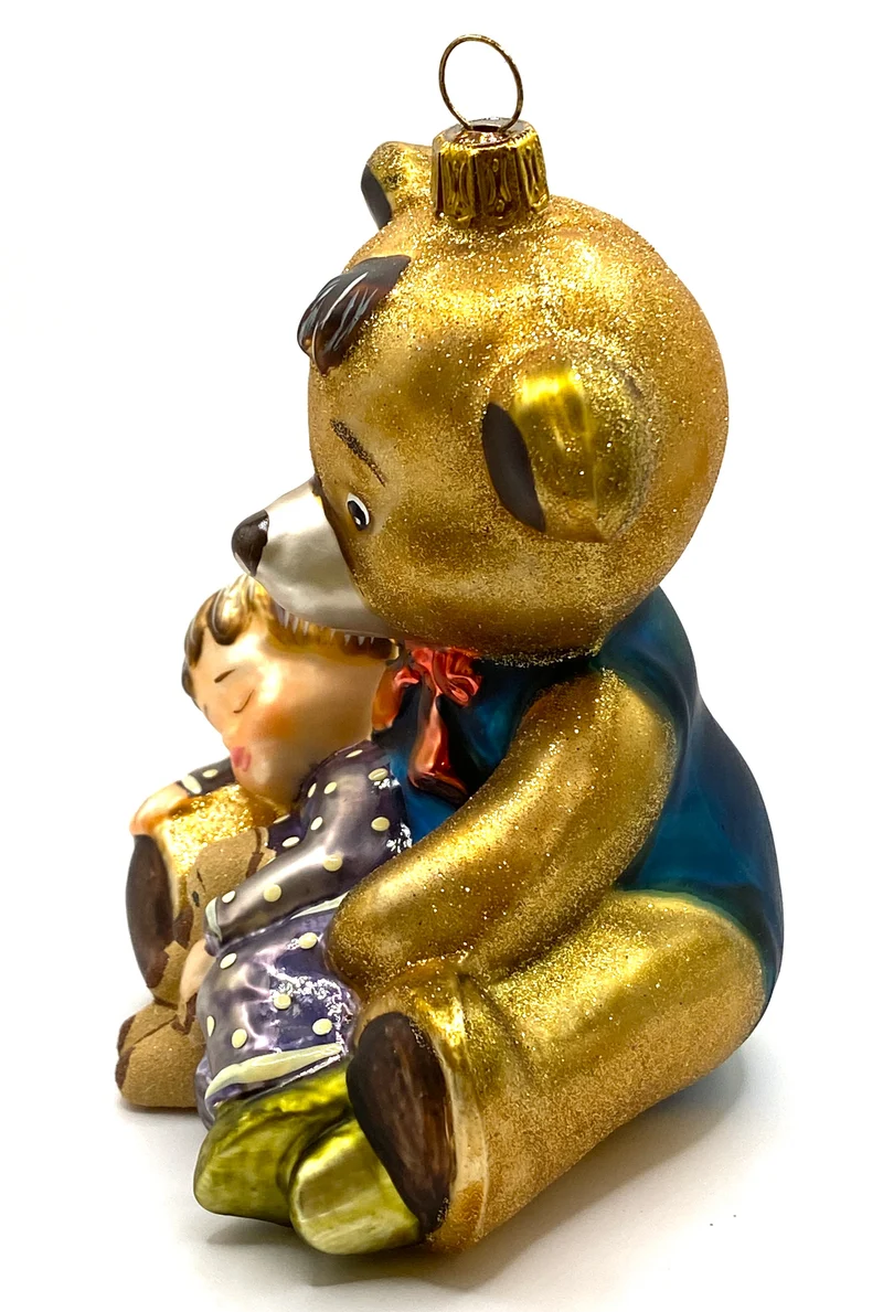 Kind im Pyjama schläft in Teddy-Bärs Armen, KOMOZJA MOSTOWSKI